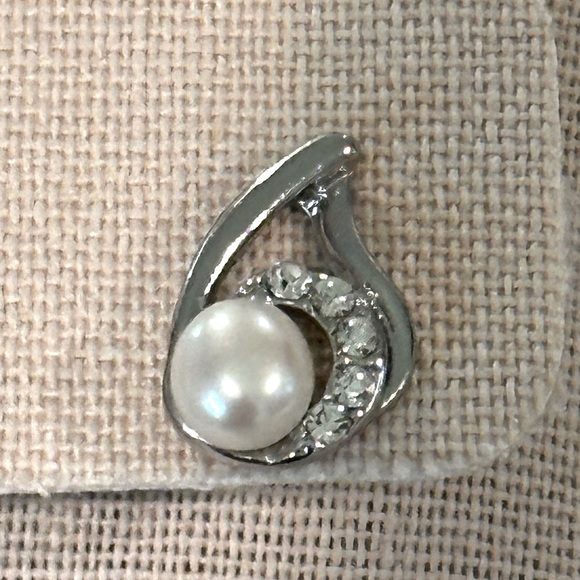 Faux pearl with rhinestones on sliver tone metal earrings so pretty - Picture 3 of 5